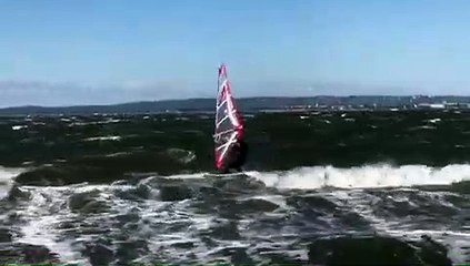 Le vent souffle abondamment sur l’étang de Berre