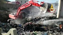 Squillace (CS) - Incendio azienda rifiuti, le operazioni di bonifica (09.10.20) (1)