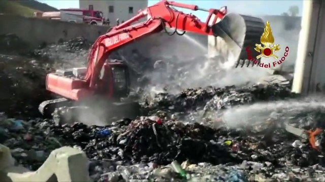 Squillace (CS) - Incendio azienda rifiuti, le operazioni di bonifica (09.10.20) (1)