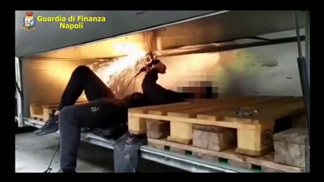 Napoli - Oltre 130 chili di hashish sequestri al porto (09.10.20) (1)