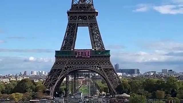 Les militants du mouvement écologiste Extinction Rébellion sont parvenus à déployer cet après-midi une banderole sur la tour Eiffel