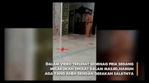 Viral, gerakan shalat pria ini aneh