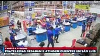 Des étagères tombent dans un super marché au Brésil !