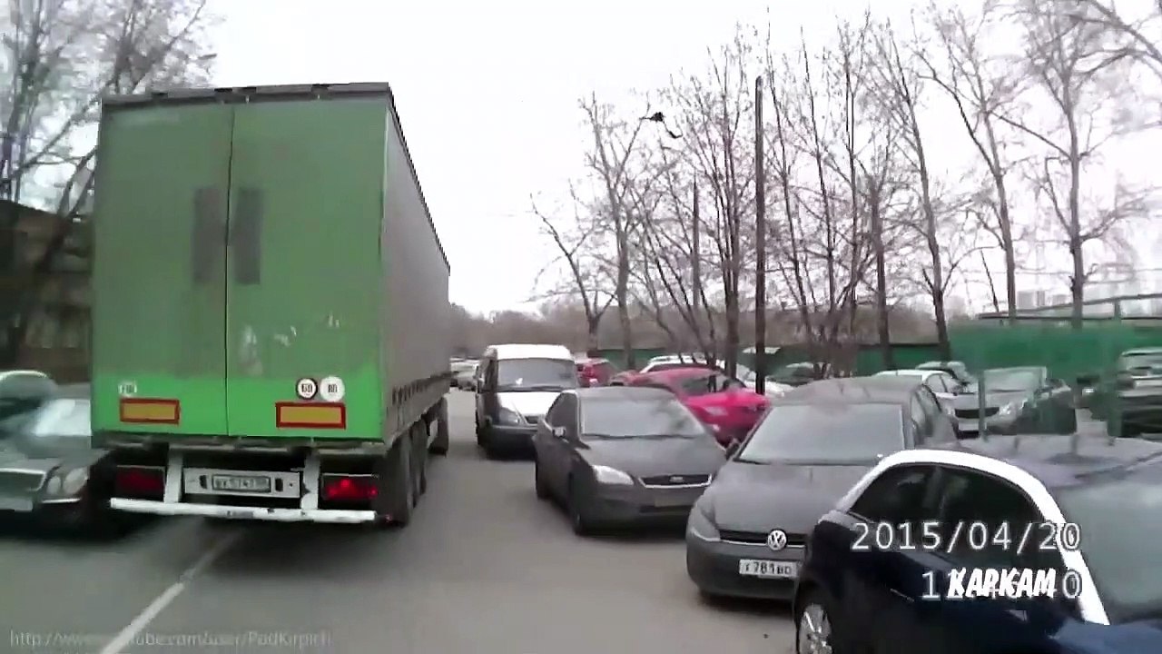 Un camion embarque une voiture et ne se rend compte de rien !