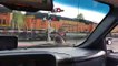 Un  fou en quad a failli être heurté par un train avec son chien