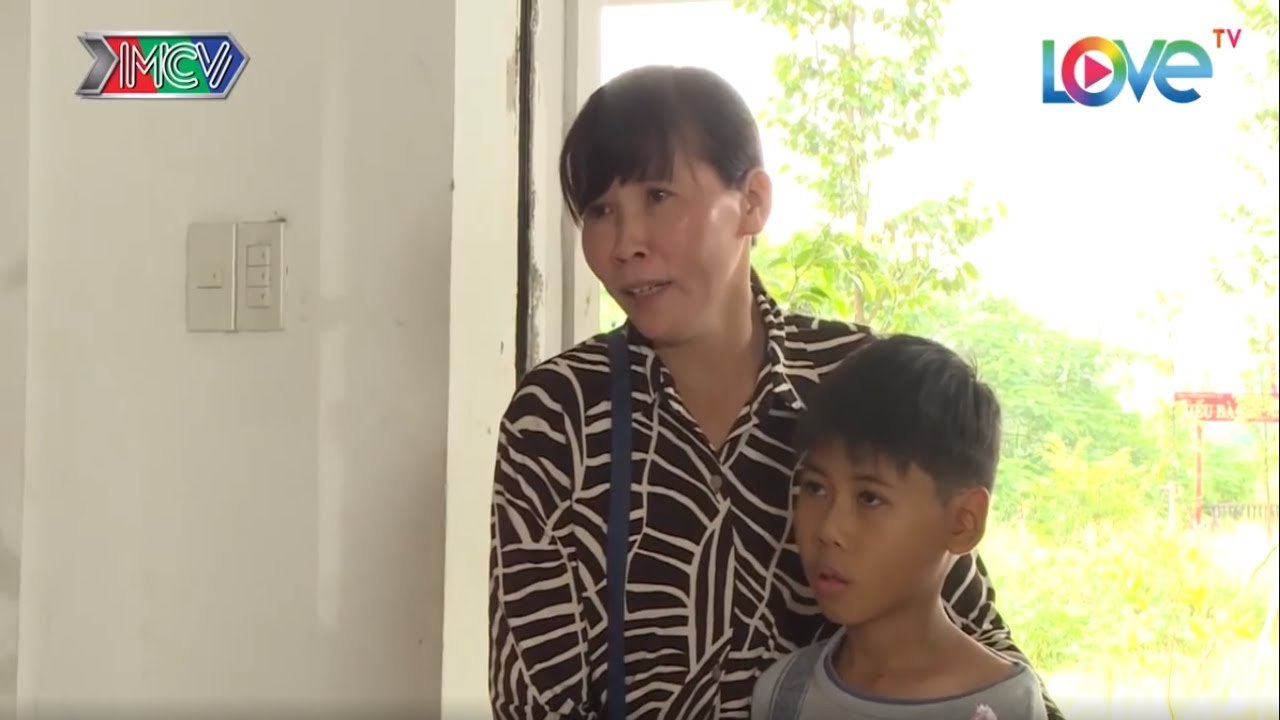 Nhớ thương người ba đã khuất, cậu bé thấy ai SỬA THÙNG RÁC cũng kêu bằng ba | VTTS