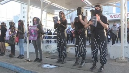 Grupo LasTesis reaparece lanzando al mar la Constitución de Pinochet