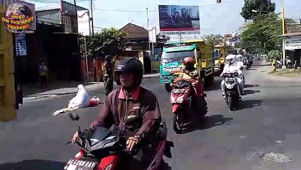 Diduga Mengalami Gangguan Jiwa, Wanita Paruh Baya ini Lakukan Sholat di Tengah JalanRaya.._1080pFHR