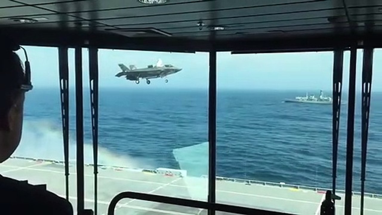 Un avion de chasse atterrit à la verticale sur un porte-avion