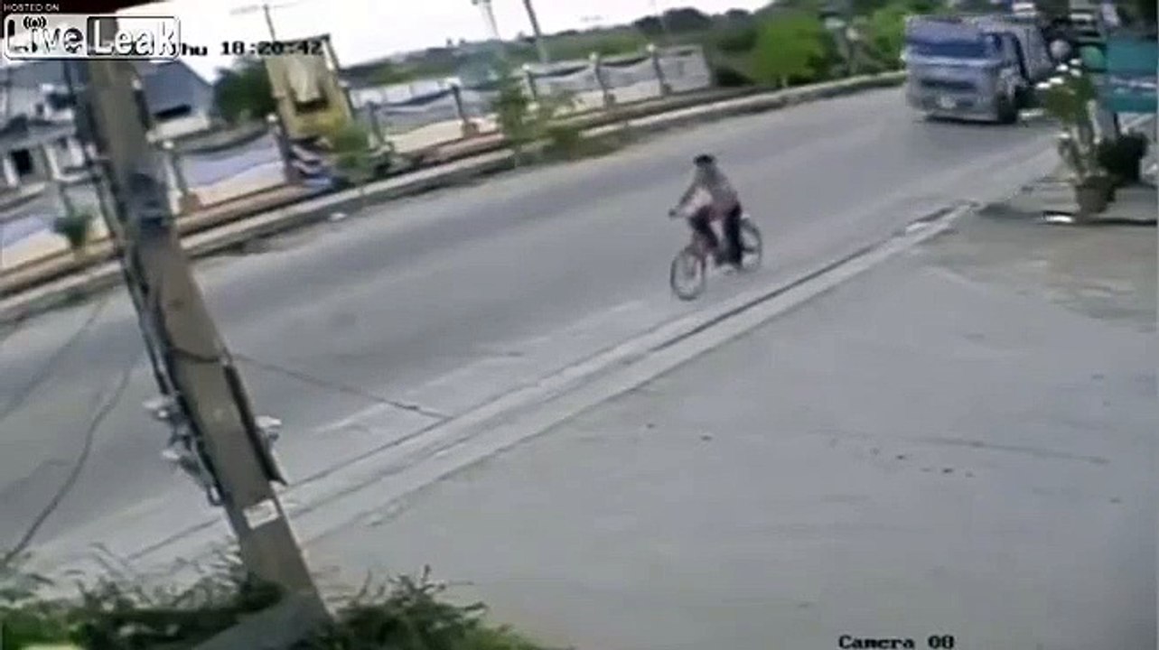 Un cycliste échappe de peu à un pneu et un camion en feu... Chanceux