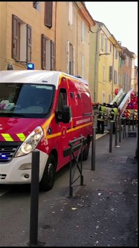 Operation de secours avec la grande échelle des Pompiers en centre ville de Trets 11oct2020