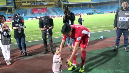Bùi Tiến Dũng bị con gái -bơ- trong ngày thắng lớn HAGL - NEXT SPORTS