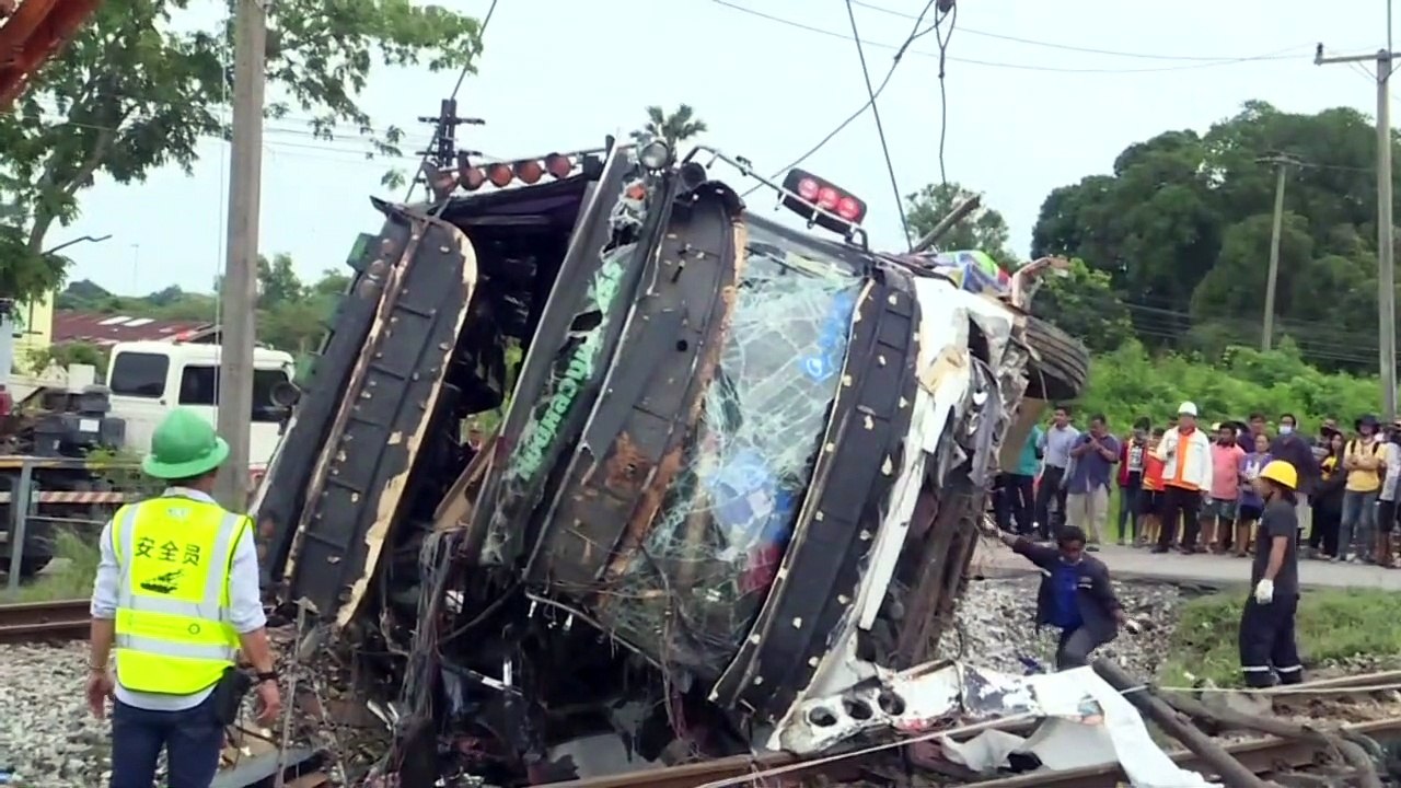 Mehrere Tote nach Zusammenstoß von Bus und Zug in Thailand