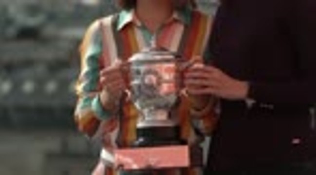 Swiatek takes to Paris rooftops with French Open trophy