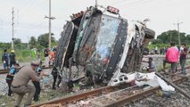 Al menos 18 muertos en colisión entre un tren y un autobús al este de Bangkok