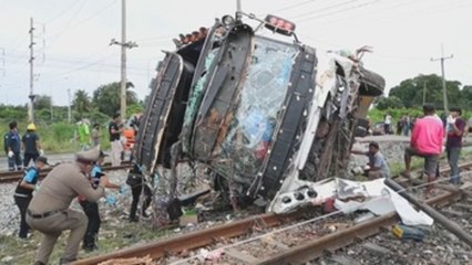Al menos 18 muertos en colisión entre un tren y un autobús al este de Bangkok