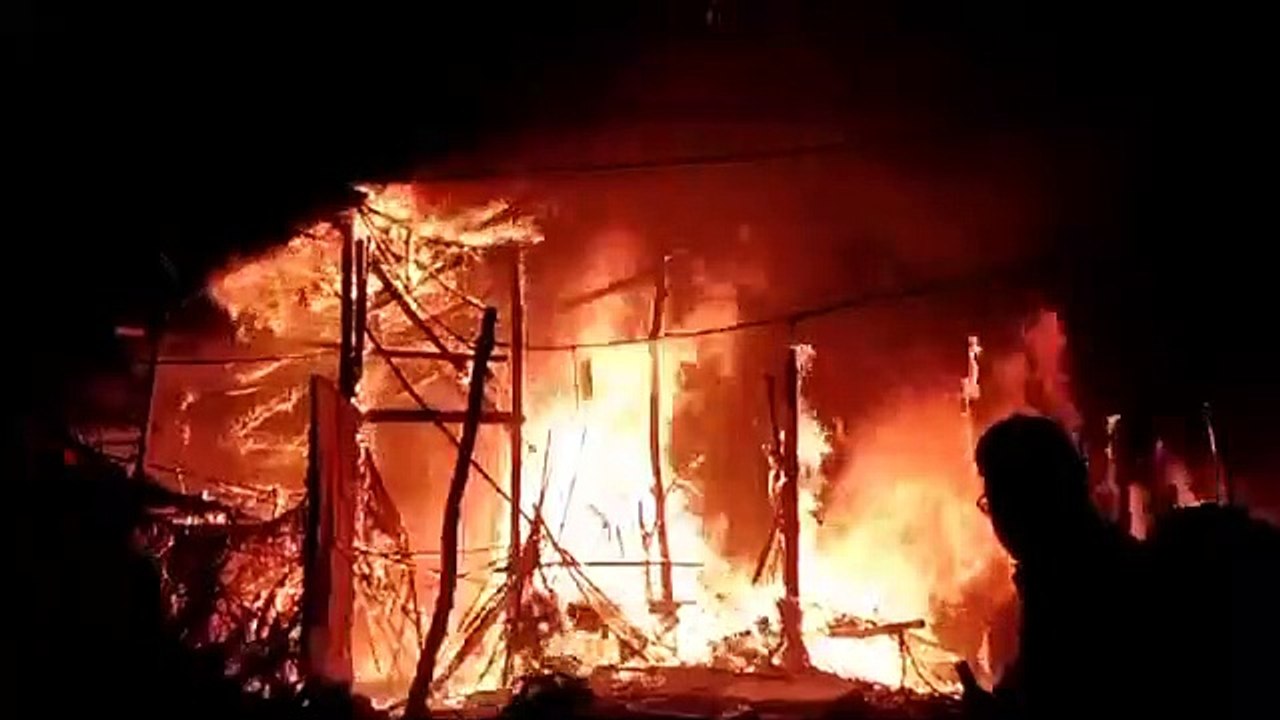लखनऊ के ऐशबाग में लगी भीषण आग, फटे कई सिलेंडर, मची चीख पुकार