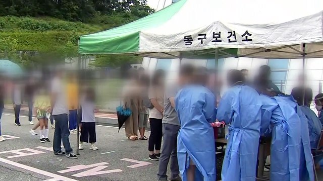 [앵커리포트] 거리 두기 1단계 전환 첫날, 신규 확진자 100명 육박 / YTN