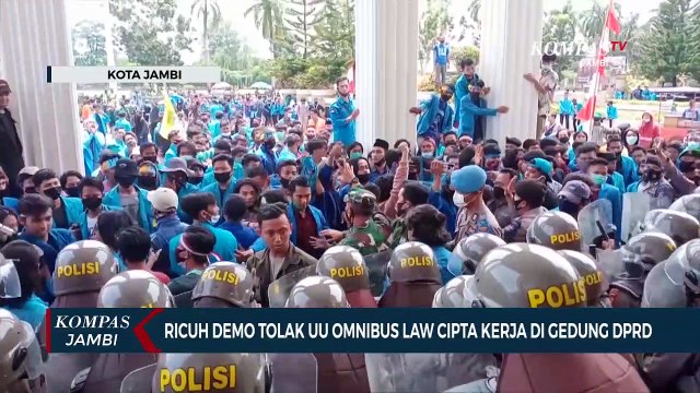 Ricuh Demo Tolak UU Omnibus Law Cipta Kerja