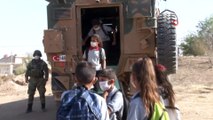- Barış Pınarı Harekatı bölgesindeki 40 bin 530 öğrenci ders başı yaptı- TSK’dan Suriyeli öğrencilere zırhlı koruma- Öğrenciler zırhlı araçlarla okula götürülüyor- Suriye’nin kuzeyindeki 409 okulda ders zili çaldı