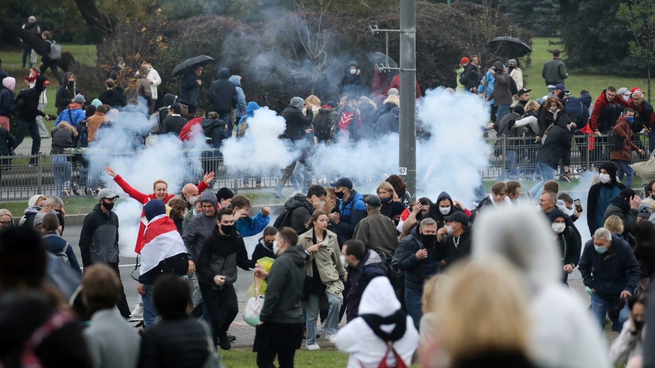 Belarus police crack down on protesters, detain dozens