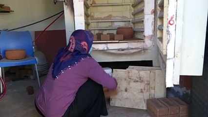Kadınlar çamura şekil vererek ekonomik kazanç elde ediyor