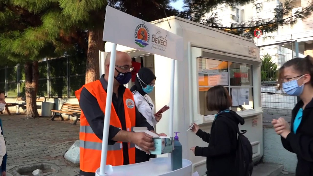 Yüz yüze eğitim için okullarına gelen öğrencileri Atakum Belediyesi karşıladı