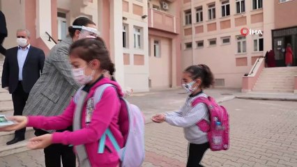 Başkan Dutlulu, ilk ders zilinde öğrencilerin yanında oldu