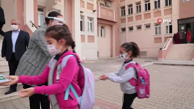 Başkan Dutlulu, ilk ders zilinde öğrencilerin yanında oldu