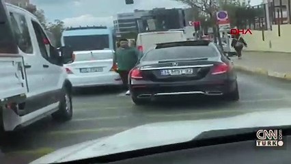 Son dakika... Pendik'te trafikte silah gösteren maganda kamerada | Video
