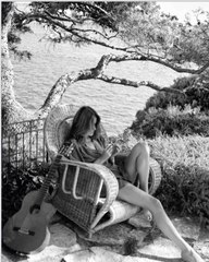 Carla Bruni charme les internautes en posant les jambes à l’air