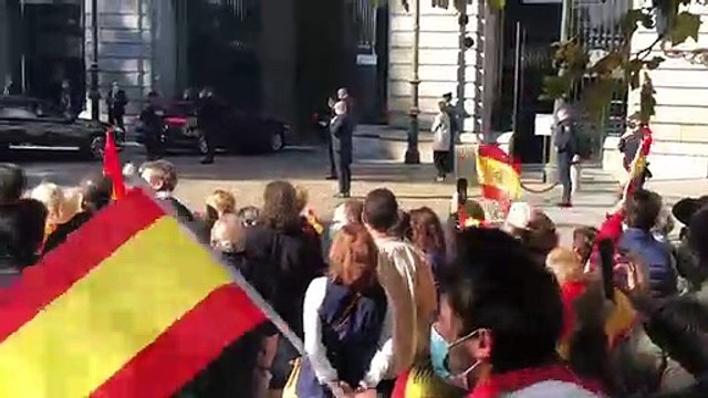 Abucheos y gritos de dimisión a la llegada de Sánchez al desfile del 12-O