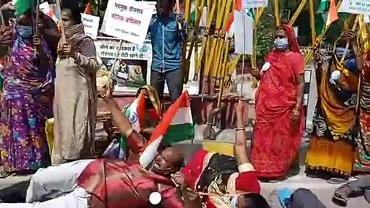 इंदौर: सड़क पर क्यों लेटे ठेला व्यापारी, इस वजह से परेशान होकर किया प्रदर्शन