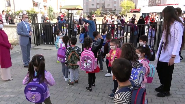 Baba dakikalarca uğraştı, minik Muhammed annesi gelmeden okula girmedi