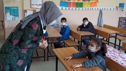 Minik Melek, zil sesini ilk kez duyuyor