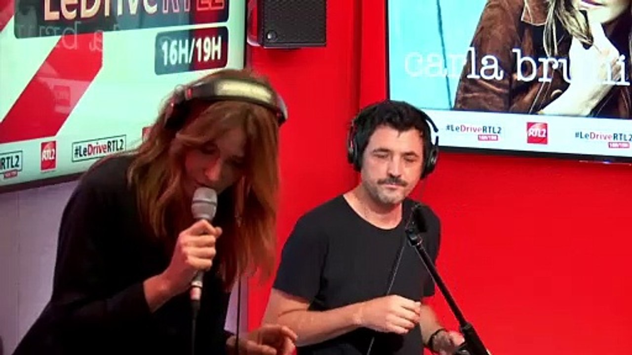 Carla Bruni interprète "Quelque chose" en live dans #LeDriveRTL2 (09/10/20)
