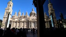 Aragoneses depositan flores en la fachada de la basílica del Pilar