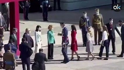 Iglesias ‘traga sapos’ y saluda tímidamente al Rey en la Fiesta Nacional