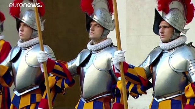 Le Covid-19 atteint les gardes suisses : le Vatican isole, la Suisse s'inquiète