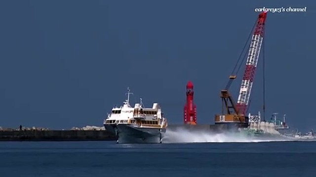 Impressionnant : ce navire hydroptère navigue à grande vitesse sur les eaux
