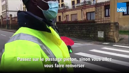 A Metz, ce papy fait traverser les écoliers bénévolement