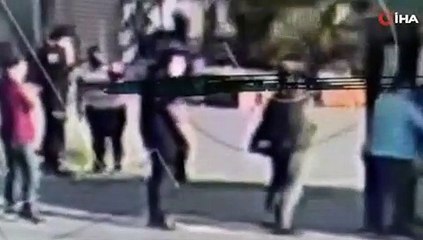 Önce bir kadını taciz etti; sonra polise kafa attı!