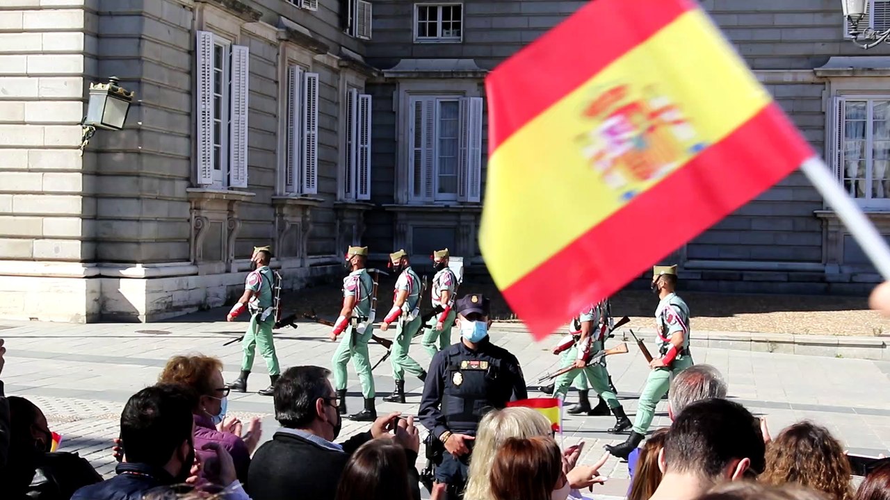 Aplausos y vítores cuando la Legión hace acto de presencia en los actos del 12 de Octubre en el Palacio Real