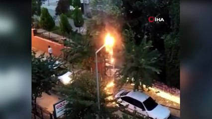 Edremit'te sokak lambasının alev alev yanması böyle görüntülendi
