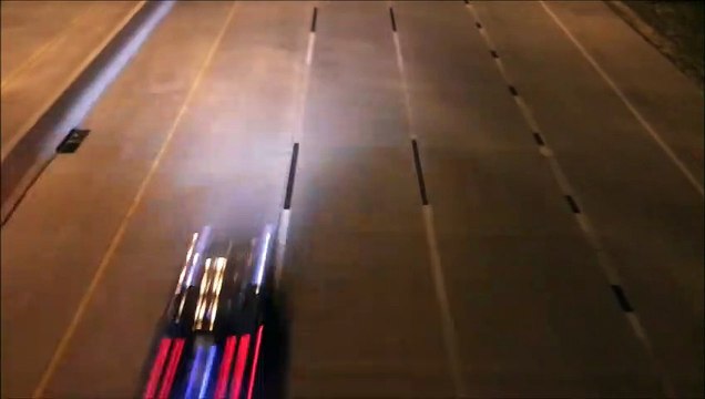 Une Corvette passe à une vitesse folle sous un pont