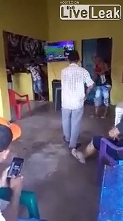 Quand tu croises 2 danseurs fous dans un bar