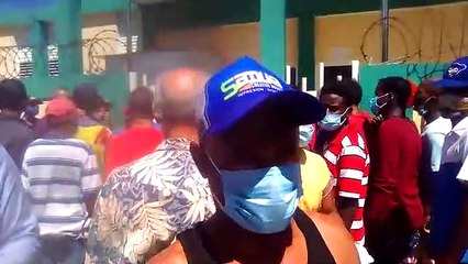 DESORDEN ATRAS DE COMIDA EN LOS PLATANITOS