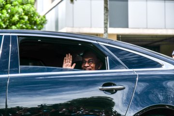 Chants of 'Reformasi' as Anwar leaves the Palace