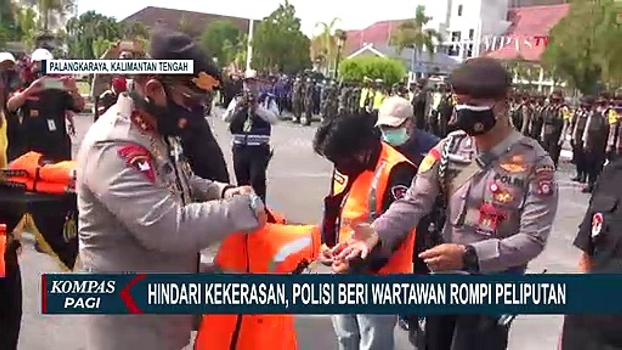 Hindari Kekerasan, Polisi Beri Wartawan Rompi Peliputan