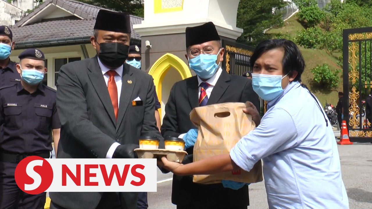 King treats media members to burgers